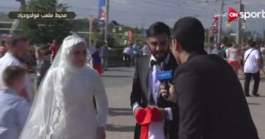 فيديو.. عروسان مصريان يحضران مباراة مصر والسعودية بملابس الزفاف