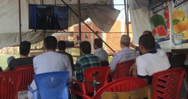 أهالى قرية محمد صلاح يشاهدون مباراة مصر والسعودية على المقاهى (فيديو وصور)