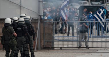 صور.. تجدد الاشتباكات بين الشرطة اليونانية ورافضين لاسم مقدونيا فى أثينا