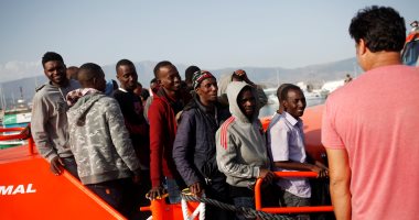 اليونان تنقل المئات من طالبى اللجوء من مخيم مكتظ جزيرة ليسبوس