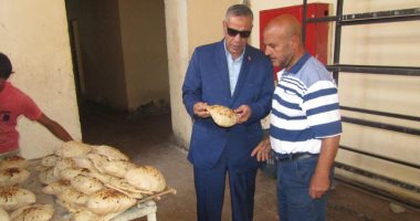 صور.. رئيس مدينة أبورديس بجنوب سيناء يتابع جودة رغيف الخبز