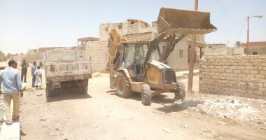 صور.. رفع القمامة من شوارع قرية الحجر باطسا الفيوم ونقلها للمدفن الصحى