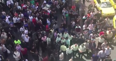 العربية: متظاهرون ومحتجون إيرانيون يهاجمون مدرسة دينية