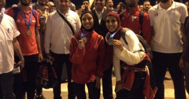 فيديو وصور.. استقبال حافل لبعثة ألعاب البحر المتوسط.. ووزير الشباب: أمل مصر 2020