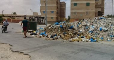 صور.. سكان منطقة محدودى الدخل بمطروح يعانون من تراكم القمامة
