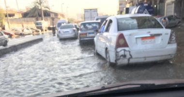 توقف حركة المرور بسبب كسر ماسورة مياه فى وسط القاهرة   