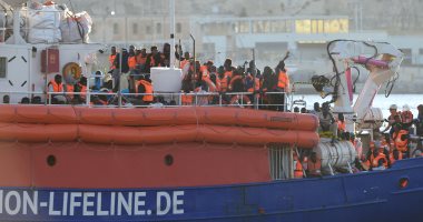 صور.. سفينة تقل 230 مهاجرا ترسو فى مالطا بعد أزمة استمرت أسبوعا