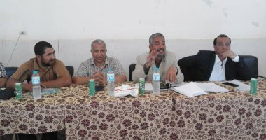 رئيس مركز الداخلة يعقد اجتماع مع منتفعى مشروع الظهير الصحراوى بقرية الجديدة