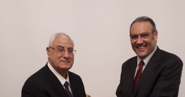 السفير السعودى يزور الرئيس الأسبق عدلى منصور ويتبادلان الأحاديث الودية