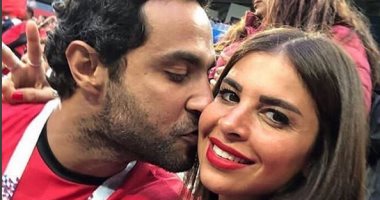 كريم فهمى عن صورته بصحبة زوجته خلال تشجيع المنتخب: "قبل المباراة بساعة"