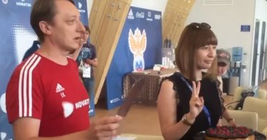المنتخب الروسى يحتفل بعيد ميلاد مراسلة "RT" ويقدم لها "التورتة"