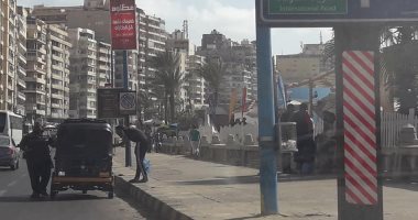 صور.. قارئ يرصد سير توك توك على طريق الكورنيش الرئيسى فى الإسكندرية