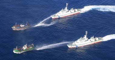 صور.. سفن يابانية تهاجم مراكب صيد كورية شمالية برشاشات المياه