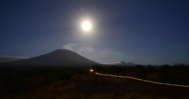 صور.. عودة الحياة إلى طبيعتها بعد هدوء بركان جبل أجونج فى إندونيسيا