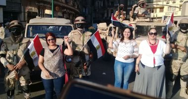 فيديو.. مواطنون يحتفلون بذكرى 30 يونيو بالتحرير ويلتقطون صور تذكارية مع جنود الجيش