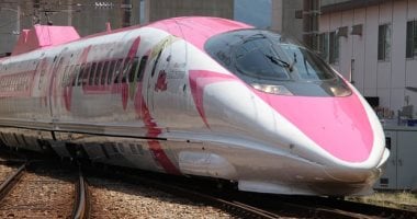 صور.. انطلاق قطار الطلقة فى اليابان بتصميم "هالو كيتى" لجذب السياحة 