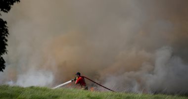 حريق هائل فى مستنقعات "وينتر هيل" ببريطانيا - صور