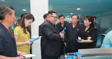 صور.. زعيم كوريا الشمالية يتفقد مع زوجته مصنعا لمستحضرات التجميل