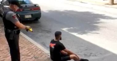 صور.. شرطى أمريكى يصعق رجلا أسود أعزل فى ولاية بنسلفانيا