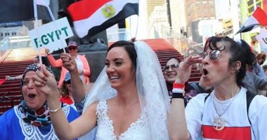 فيديو وصور.. عروسان أمريكيان يشاركان المصريين الاحتفال بـ30 يونيو فى نيويورك
