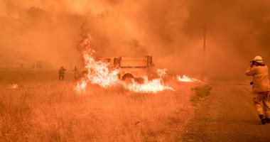 صور.. عمليات إجلاء للسكان بسبب حرائق الغابات المستعرة فى كاليفورنيا