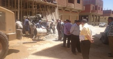 صور.. مجلس مدينة بنى سويف يوقف أعمال بناء لعقار مخالف