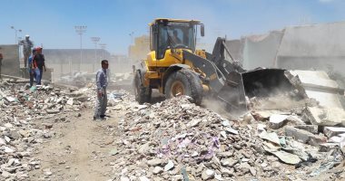 إزالة التعديات بحى الضواحى لإقامة المشروعات التنموية والخدمية ببورسعيد