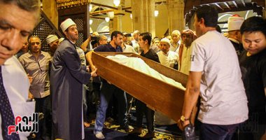 عباس شومان وأمين البحوث الإسلامية بالأزهر لأداء صلاة الجنازة على محمود عاشور
