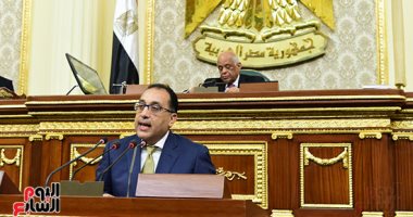 مصطفى مدبولى: "مصر تنطلق" برنامج الحكومة على مجلد وأسطوانة مدمجة لكل نائب - صور