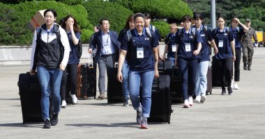صور.. وصول أعضاء فريق كرة السلة النسائى فى كوريا الجنوبية إلى بيونج يانج