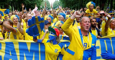 مشجعو السويد وسويسرا يحتفلون قبل مباراة منتخبى بلديهما  
