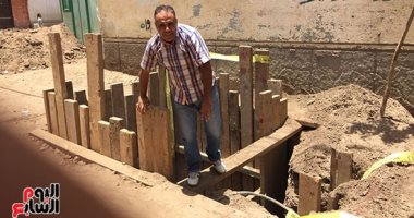 فيديو وصور .. تفاصيل العثور على حجر أثرى أثناء حفر مشروع للصرف الصحى بسوهاج