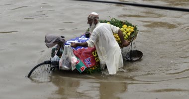 صور.. مصرع 6 أشخاص جراء الأمطار الغزيرة شرق باكستان
