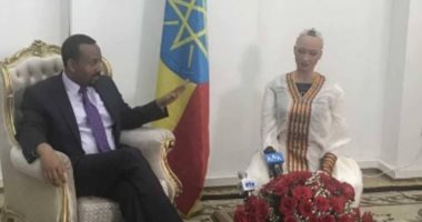  رئيس وزراء إثيوبيا يستقبل الروبوت "صوفيا"