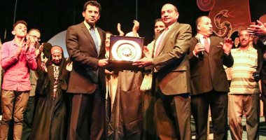 جامعة بنى سويف تكرم وزير الشباب خلال حضوره عرض مسرحى بالهناحر