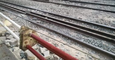 قارئ يطالب مسئولى السكة الحديد بإصلاح مزلقان كوم بوها بديروط