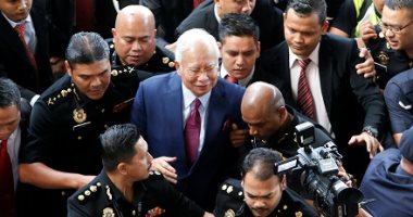 احتشاد مؤيدى رئيس الوزراء الماليزى السابق بالقرب من مقر محاكمته لمؤازرته - صور
