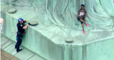 فيديو.. الشرطة الأمريكية تعتقل امرأة تسلقت تمثال الحرية فى نيويورك