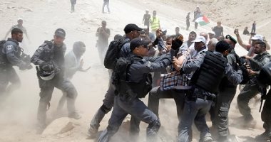 صور.. قوات الاحتلال تسحل و تعتقل فلسطينيين أثناء اشتباكات فى خان الأحمر