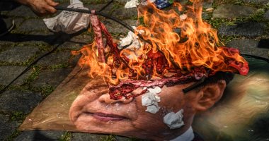 صور.. مسلمو الإيغور بتركيا يحيون ذكرى مقتل 200 شخص بحرق صورة رئيس الصين