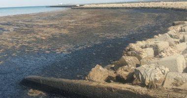 صور.. النيابة بالسويس تعاين مواقع تلوث مياه الخليج بالزيوت البترولية