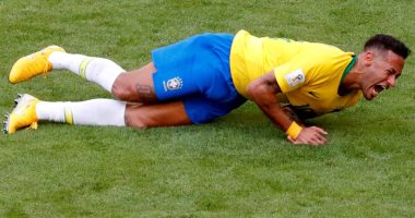 سوبر كلاسيكو.. عنف ضد نيمار فى قمة البرازيل والأرجنتين بعد 15 دقيقة.. فيديو