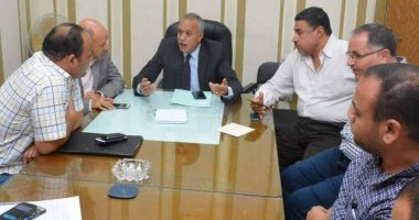 سكرتير سوهاج يناقش معوقات أعمال مشروعات الرصف ومياه الشرب بطريق الشيخ عمار