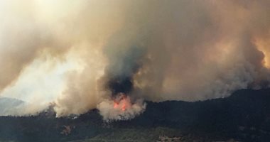 صور.. فرق الإطفاء تكافح حرائق غابات ولاية كولورادو الأمريكية