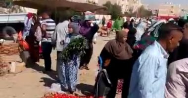 فيديو وصور.. رئيس مدينة طور سيناء يتفقد سوق حى بدر لضبط أسعار الخضار