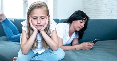 دراسة تحذر: إدمان الأب والأم للهواتف المحمولة سبب سوء سلوك الأطفال