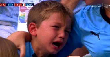 كأس العالم 2018.. طفل أوروجويانى يبكى بعد هدف جريزمان الثانى