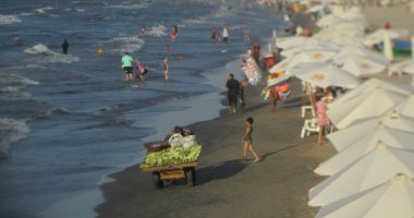 صور.. "شاطئ بورسعيد" منطقة جذب للمصطافين لرماله الناعمة ومناظره الطبيعية 
