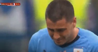 كأس العالم 2018.. مدافع أوروجواى يبكى بعد وداع المونديال.. فيديو