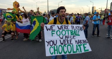كأس العالم 2018.. مشجع برازيلى يسخر من بلجيكا عن طريق الشوكولاتة